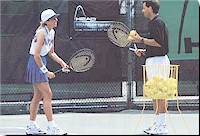 photo d'enseignant de tennis en le&ccedil;on de tennis individuelle