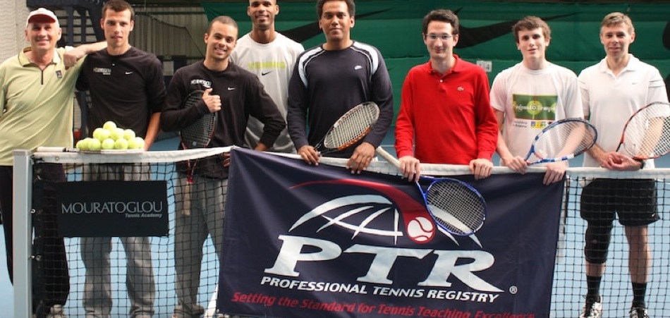 Groupe de coaches de tennis de la Mouratoglou academy lors de la certification d'enseignant de tennis au diplôme de la Professional Tennis Registry 