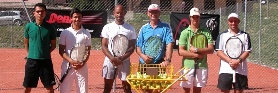 groupe de moniteurs et professeurs de tennis lors d'une formation de coach de tennis PTR