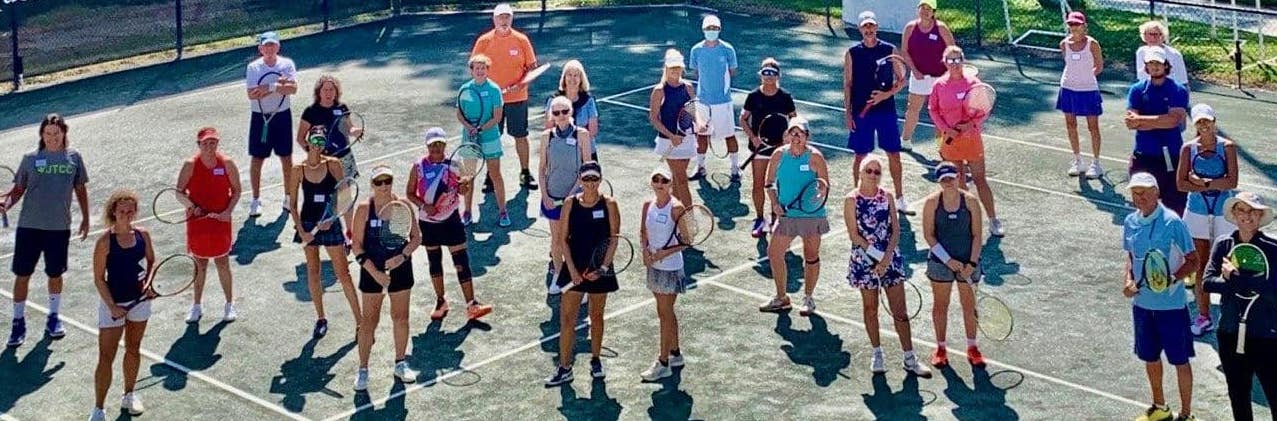 photo d'enseignant de tennis en leçon de tennis individuelle