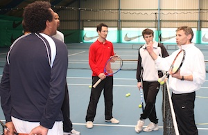 moniteurs de tennis lors d'un workshop de la Professional Tennis Registry en France à la mouratoglou tennis académy